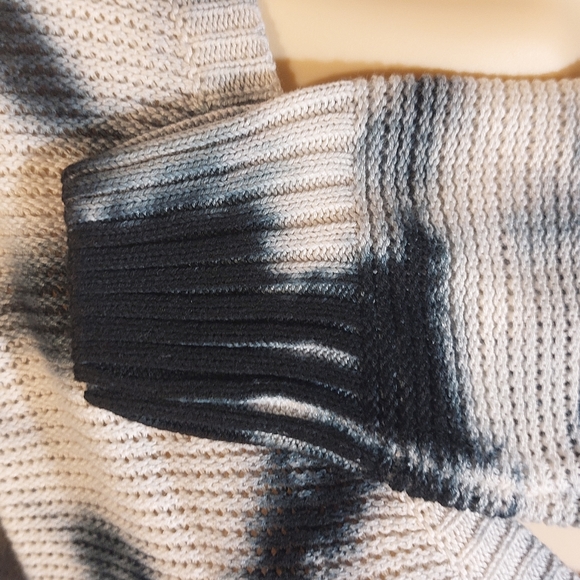 Torrid tie-dye pullover. (00) - Picture 5 of 10